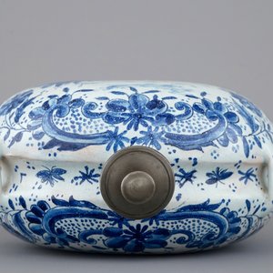 A Dutch Delft blue and white plate and gourd flask, 18/19th C. — foto 6