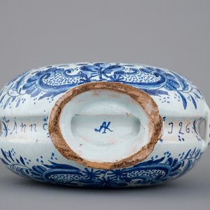 A Dutch Delft blue and white plate and gourd flask, 18/19th C. — foto 7