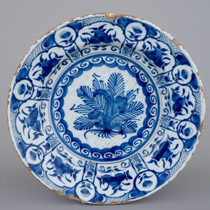 A Dutch Delft blue and white plate and gourd flask, 18/19th C. — foto 8