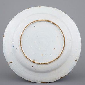A Dutch Delft blue and white plate and gourd flask, 18/19th C. — foto 9