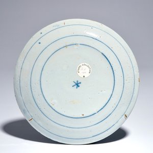 A Dutch Delft blue and white plate with peasants from the 'Zodiac' series, early 18th C. — 照片 2