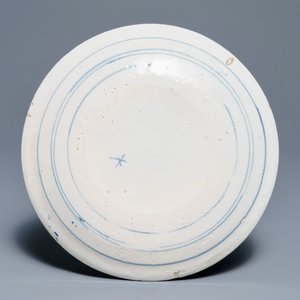 A Dutch Delft blue and white plate with peasants from the 'Zodiac' series, first quarter 18th C. — 照片 2