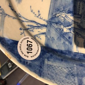 A Dutch Delft blue and white plate with peasants from the 'Zodiac' series, first quarter 18th C. — 照片 3