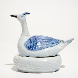 A Dutch Delft blue and white plover-shaped butter tub, 18th C. — photo 4
