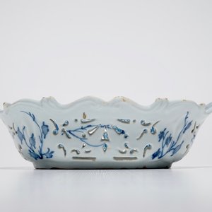 A Dutch Delft blue and white reticulated basket with chinoiserie design, 18th C. — photo 4