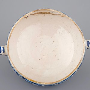 A Dutch Delft blue and white round bowl with cover for spiced wine, 18th C. — 照片 6