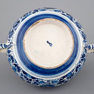 A Dutch Delft blue and white round bowl with cover for spiced wine, 18th C. — 照片 7