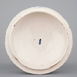 A Dutch Delft blue and white round bowl with cover for spiced wine, 18th C. — 照片 8