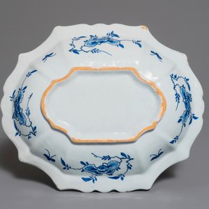 A Dutch Delft blue and white salad bowl with lotus scrolls, 18th C. — photo 2