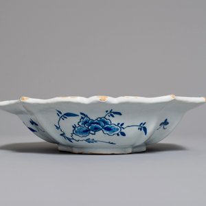 A Dutch Delft blue and white salad bowl with lotus scrolls, 18th C. — photo 7