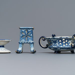 A Dutch Delft blue and white salt, a reticulated stand and a chafing dish, 18th C. — photo 3