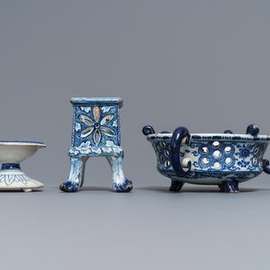 A Dutch Delft blue and white salt, a reticulated stand and a chafing dish, 18th C. — photo 5