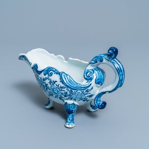 A Dutch Delft blue and white sauce boat, 18th C. — 照片 1