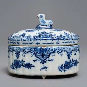 A Dutch Delft blue and white sheep-finial butter tub, 18th C. — 照片 4