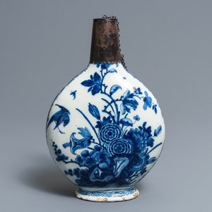 A Dutch Delft blue and white silver-mounted pilgrim's flask, early 18th C. — 照片 1