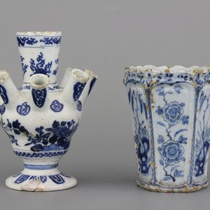 A Dutch Delft blue and white small tulip vase and flower holder, 17/18th C. — 照片 1