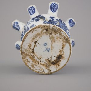 A Dutch Delft blue and white small tulip vase and flower holder, 17/18th C. — 照片 2