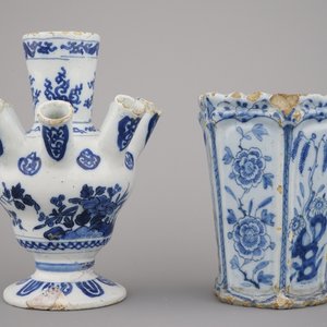 A Dutch Delft blue and white small tulip vase and flower holder, 17/18th C. — 照片 4