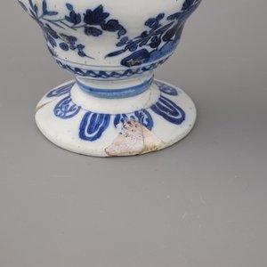 A Dutch Delft blue and white small tulip vase and flower holder, 17/18th C. — 照片 6