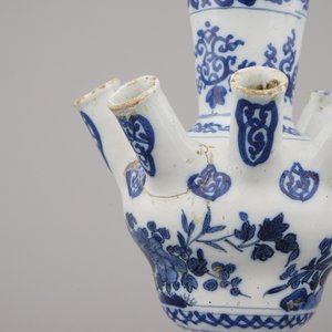 A Dutch Delft blue and white small tulip vase and flower holder, 17/18th C. — 照片 7