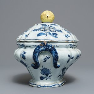 A Dutch Delft blue and white soup tureen with reticulated apple-topped cover, 18th C. — photo 2