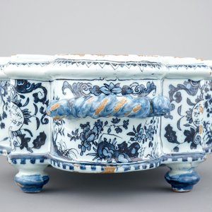 A Dutch Delft blue and white spice box, Samuel van Eenhoorn, De Grieksche A, 1674-1685 — 照片 5