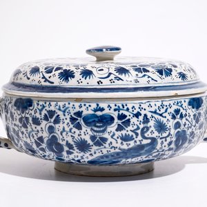 A Dutch Delft blue and white spiced wine bowl and cover with peacocks, early 18th C. — 照片 4