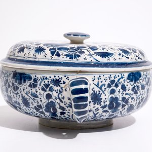 A Dutch Delft blue and white spiced wine bowl and cover with peacocks, early 18th C. — 照片 5