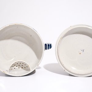 A Dutch Delft blue and white spiced wine bowl and cover with peacocks, early 18th C. — 照片 6