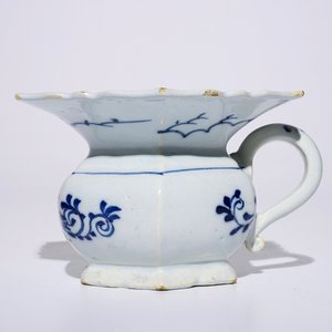 A Dutch Delft blue and white spittoon, 18th C. — 照片 2