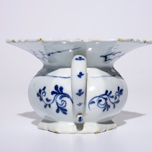 A Dutch Delft blue and white spittoon, 18th C. — 照片 3