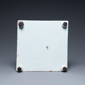 A Dutch Delft blue and white square footed tray on ball feet with chinoiserie design, late 17th C. — 照片 3