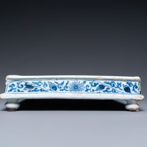 A Dutch Delft blue and white square footed tray on ball feet with chinoiserie design, late 17th C. — 照片 5