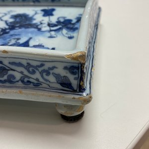 A Dutch Delft blue and white square footed tray on ball feet with chinoiserie design, late 17th C. — 照片 9