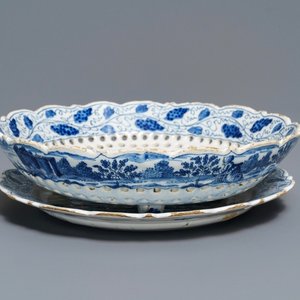 A Dutch Delft blue and white strawberry strainer on stand, 18th C. — photo 1