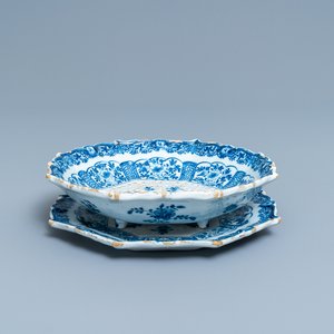A Dutch Delft blue and white strawberry strainer on stand, 18th C. — photo 1