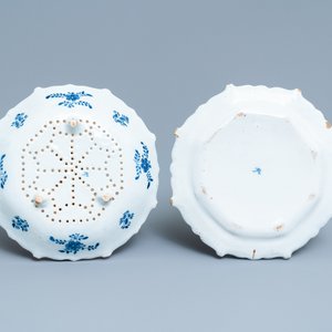 A Dutch Delft blue and white strawberry strainer on stand, 18th C. — photo 3