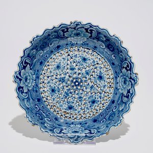 A Dutch Delft blue and white strawberry strainer on stand, 18th C. — 照片 2