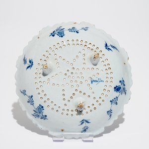 A Dutch Delft blue and white strawberry strainer on stand, 18th C. — 照片 3