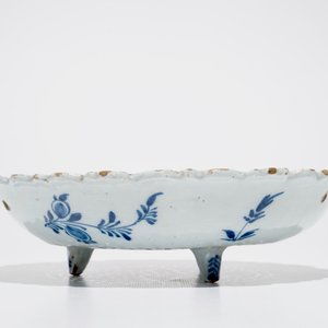 A Dutch Delft blue and white strawberry strainer on stand, 18th C. — 照片 5