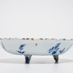 A Dutch Delft blue and white strawberry strainer on stand, 18th C. — 照片 7
