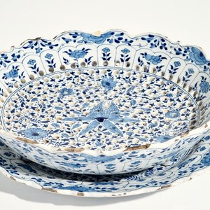A Dutch Delft blue and white strawberry strainer on stand with pseudo-Chinese mark, 18th C. — 照片 1