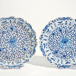 A Dutch Delft blue and white strawberry strainer on stand with pseudo-Chinese mark, 18th C. — 照片 2