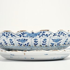 A Dutch Delft blue and white strawberry strainer on stand with pseudo-Chinese mark, 18th C. — 照片 5