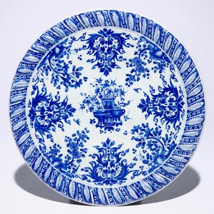 A Dutch Delft blue and white tazza with floral ornamental design, ca. 1700 — photo 2
