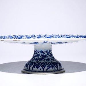 A Dutch Delft blue and white tazza with floral ornamental design, ca. 1700 — photo 5
