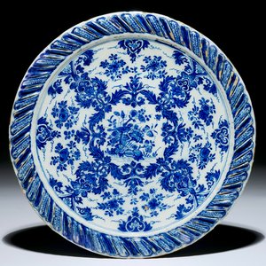 A Dutch Delft blue and white tazza with floral ornamental design, ca. 1700 — photo 2