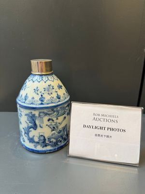 A Dutch Delft blue and white tea caddy with a pipe smoker, 18th C. — photo 1