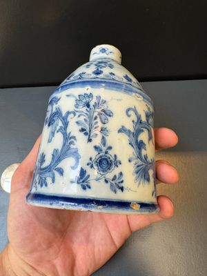 A Dutch Delft blue and white tea caddy with a pipe smoker, 18th C. — photo 11