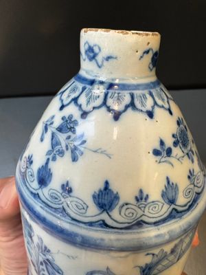 A Dutch Delft blue and white tea caddy with a pipe smoker, 18th C. — photo 12